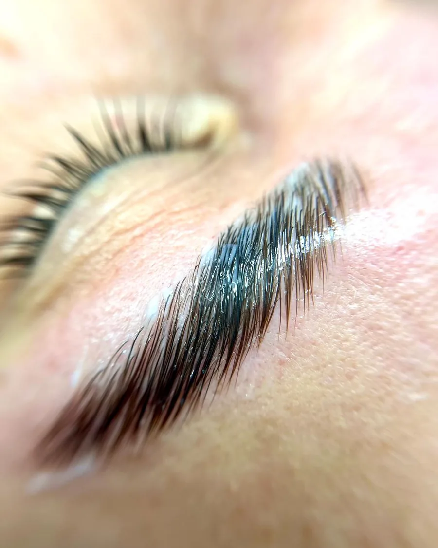 Detalle de un laminado de cejas