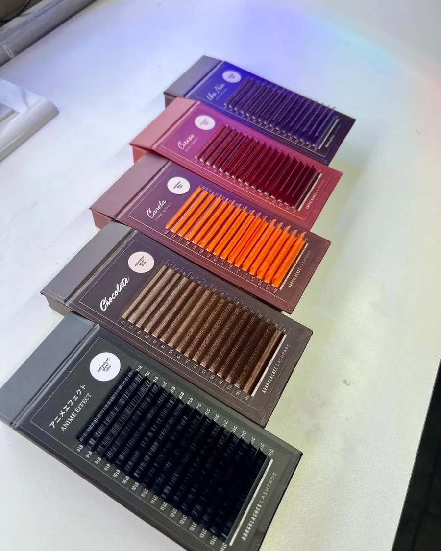 Bandejas de fibras de colores usadas en el estudio