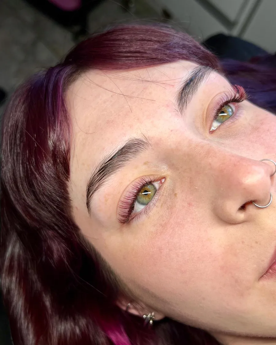 Clienta con extensiones en color borgoña